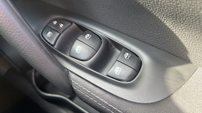 Nissan Qashqai 1.3 DiG-T N-Connecta 5dr [Glass Roof Pack] Petrol Hatchback